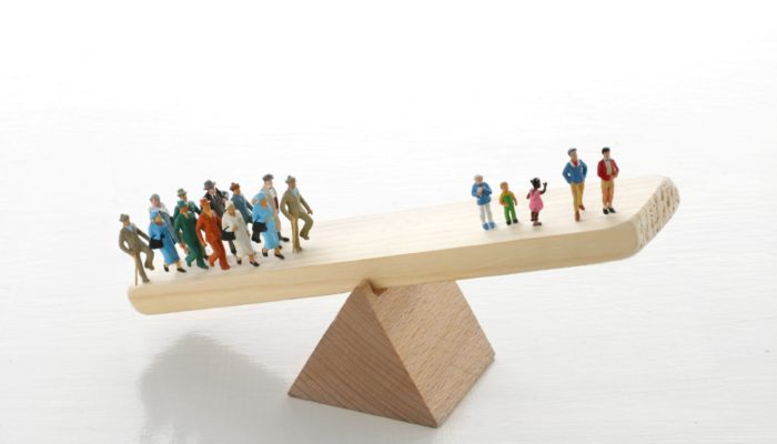 高齢者医療費と幸福度のU字カーブ：なぜ「奪い合い」から始めてはいけないのか- 歩きながら考える vol.137