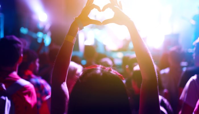 AIは人間のアーティストを駆逐するか？ ー YOSHIKIの警鐘と「来歴」の話 – 歩きながら考える vol.212